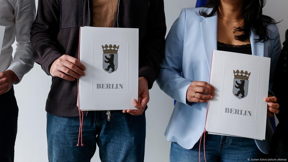 German parliament votes to get rid of fast-track citizenship – DW – 10/08/2025