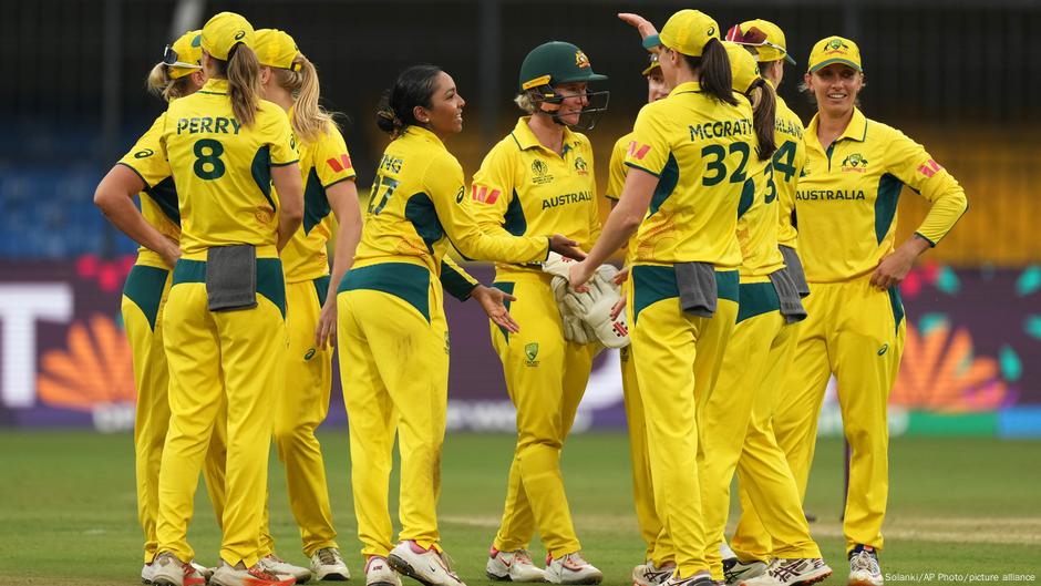 India arrests man for touching Australian women cricketers – DW – 10/25/2025