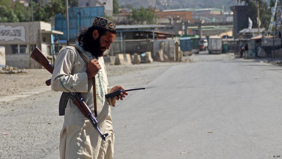 Pakistan reports fatal border clashes amid Afghanistan talks – DW – 10/26/2025