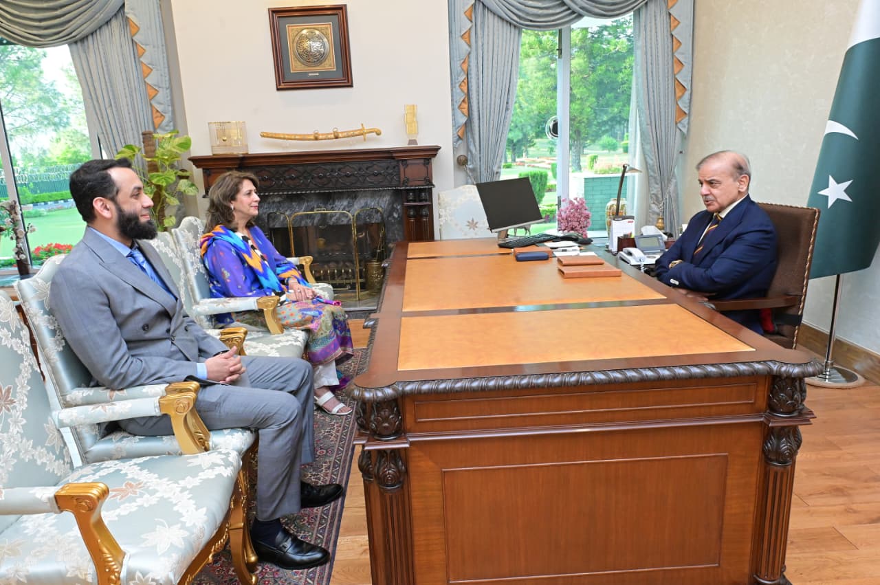 PM Shehbaz commends Information Secretary Ambreen Jan for dedicated service on retirement