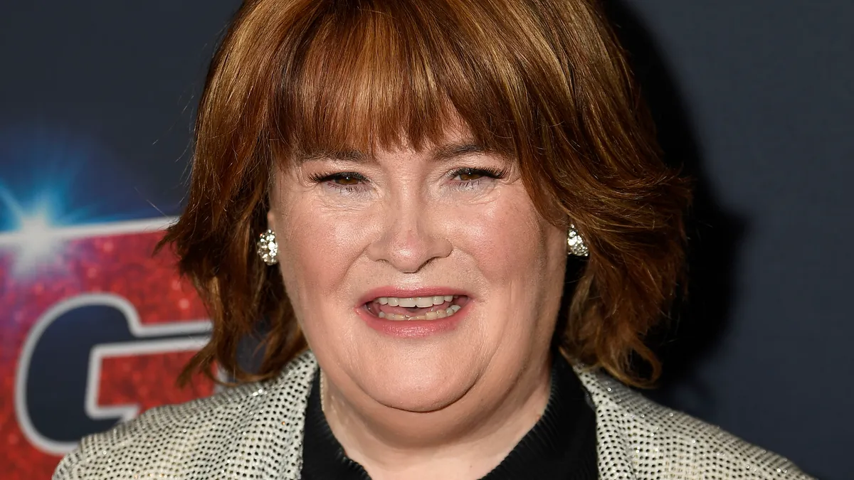 Susan Boyle shows off blonde hairdo on the red carpet