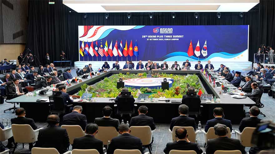 World leaders look to build economic, trade ties after Trump departs ASEAN summit