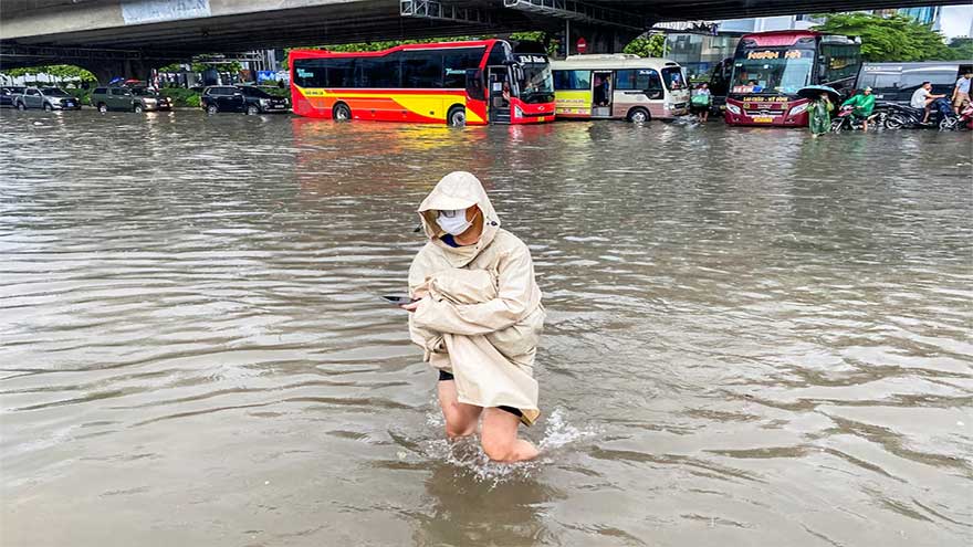 Floods kill at least 9, leave 5 missing in central Vietnam