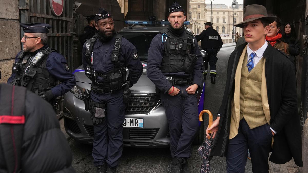 Who is the mystery man in an AP photo after the Louvre jewel heist