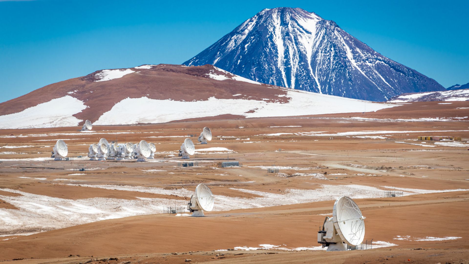 Deep-space dishes dot the desert photo of the day for Oct. 15, 2025