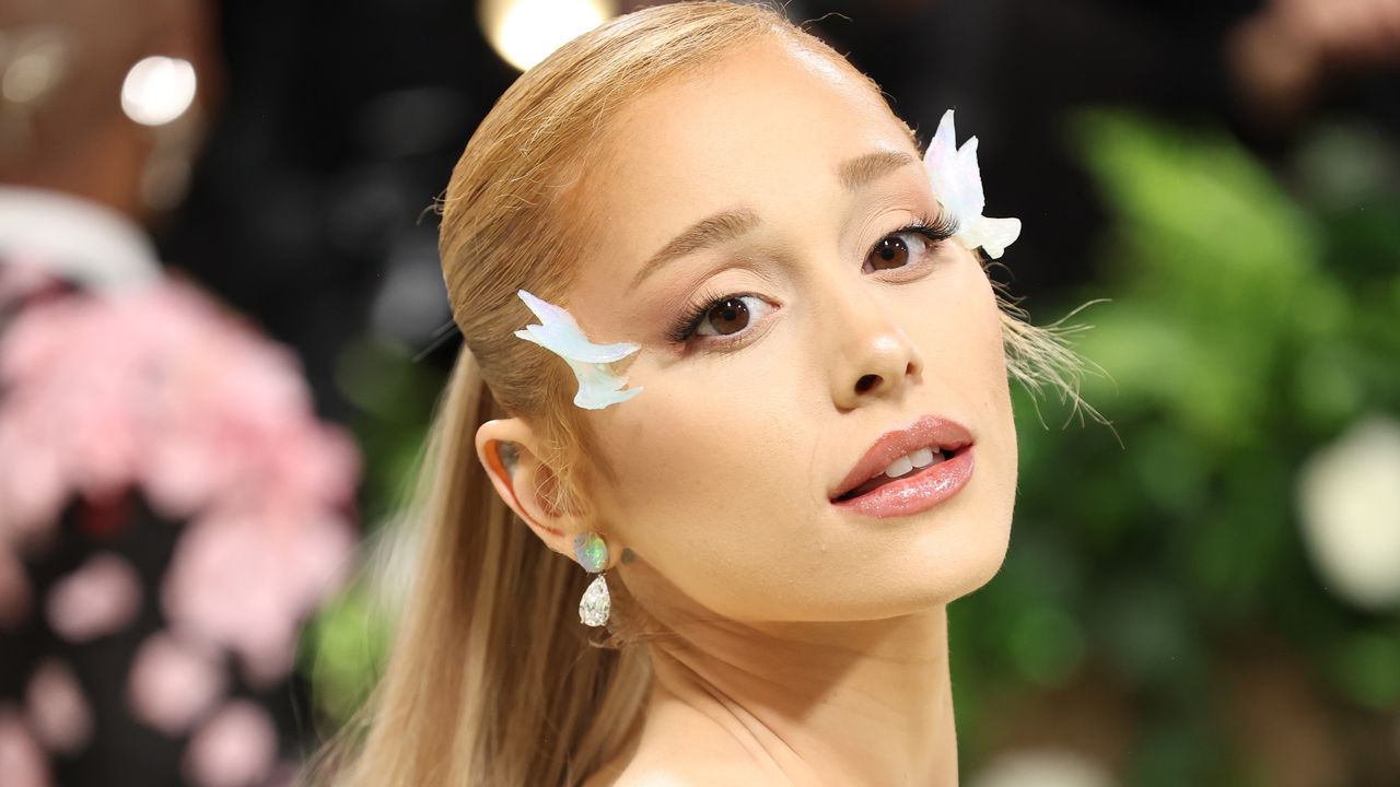 Goodbye, Glinda! Ariana Grande Ditches Blonde And Returns To Her Roots