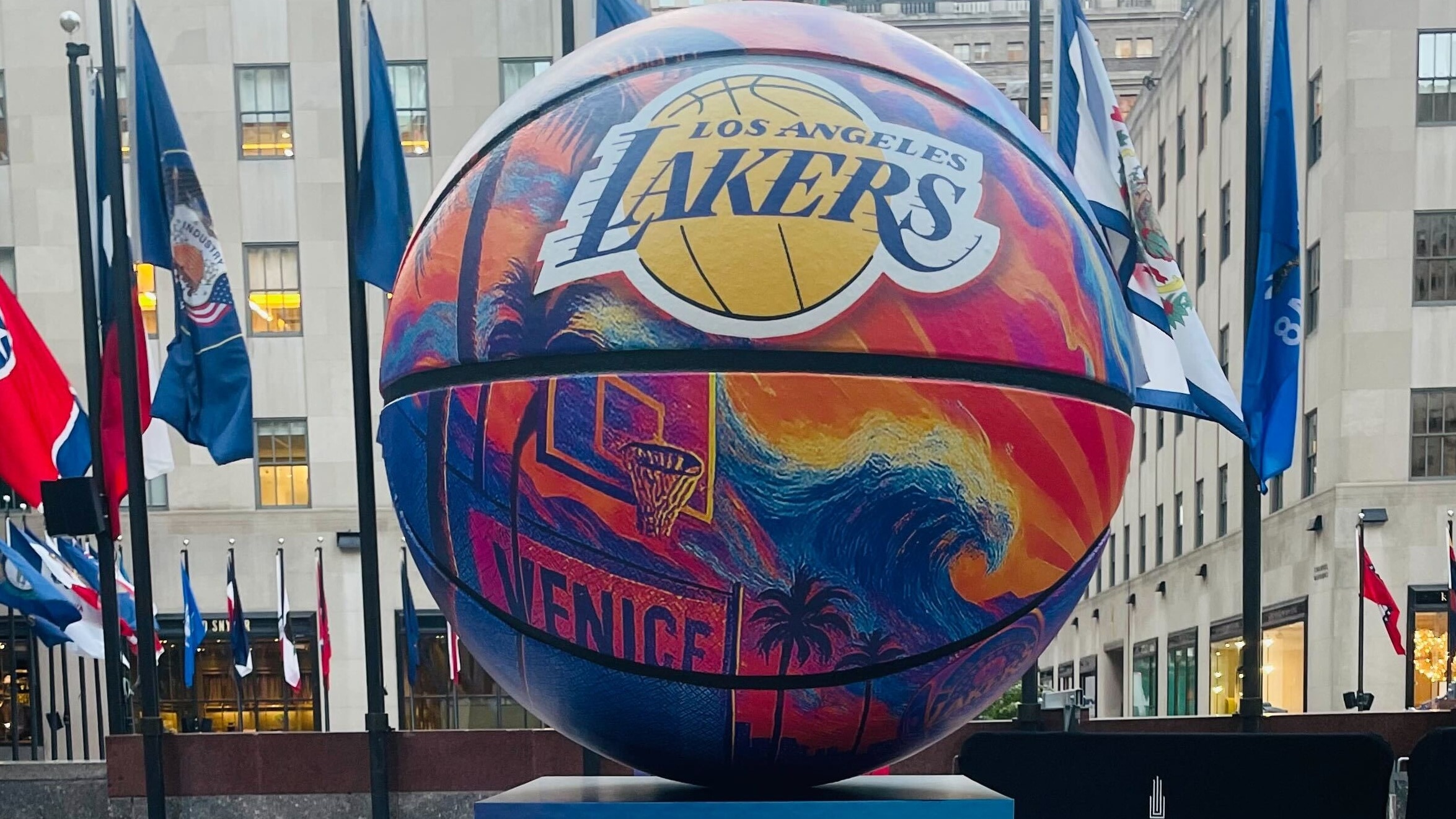 Behind the scenes of the “30 Rocks” design process with Lakers artist