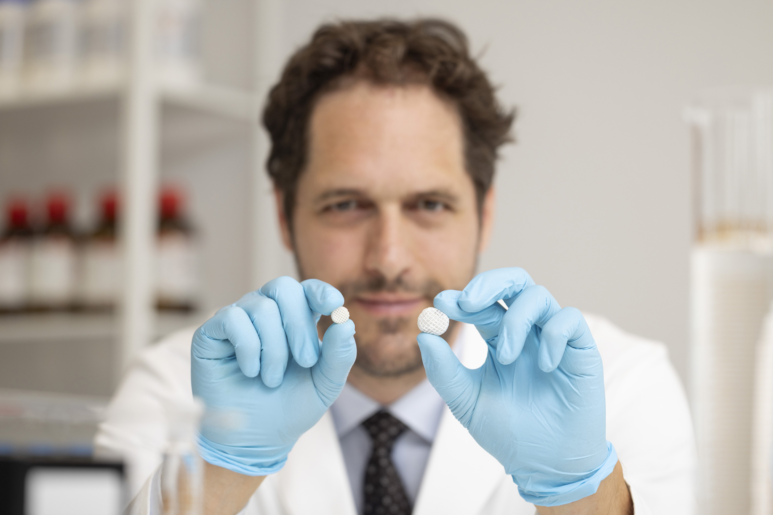 Startup’s tablets deliver cancer drugs more evenly over time | MIT News