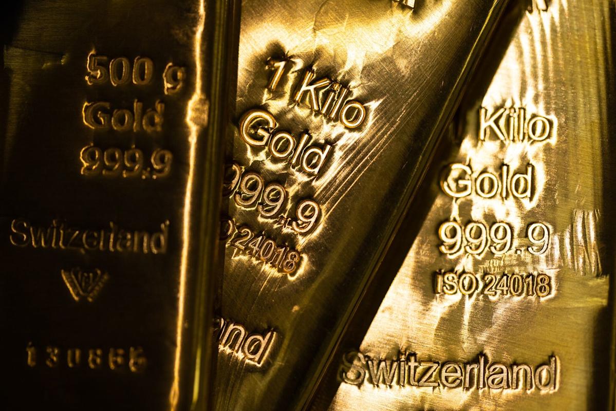 Gold Rises as Fed Divisions Raise Questions Over Rate Outlook