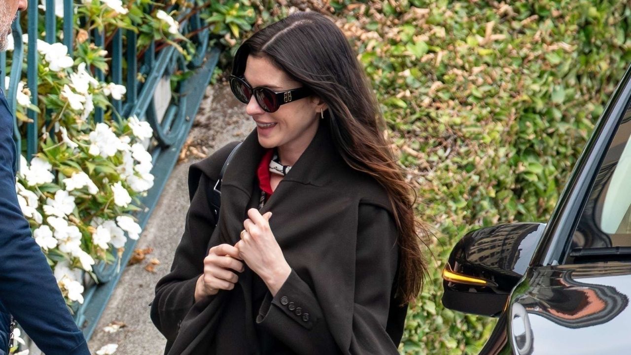 Anne Hathaway’s ’70s Flared Jeans and Classic Sneakers Make a Perfect Fall Fit