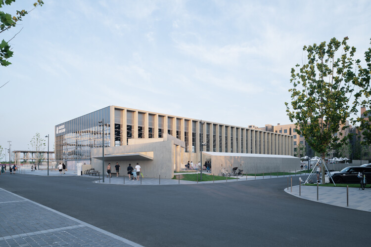 Aranya North Shore Community Sports Center / Atelier XÜK - Exterior Photography, Concrete