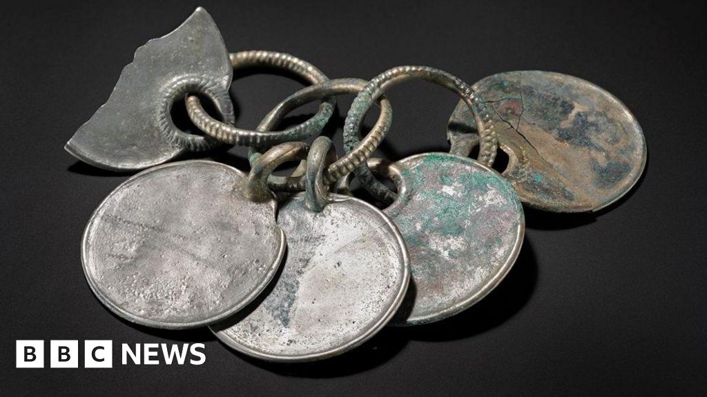 Why does the Peebles Bronze Age hoard have a silvery ‘glow’?