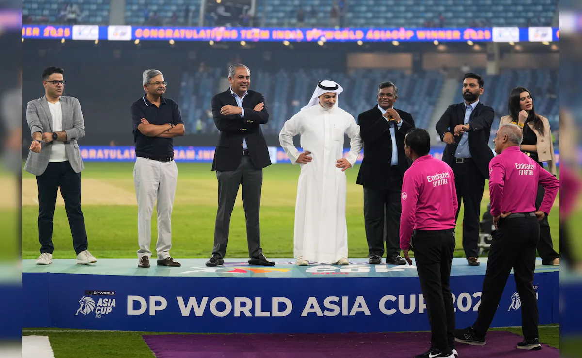 “I Don’t Even Know Who He Is”: Mohsin Naqvi Blasted By Ex-ICC Umpire Over Asia Cup Trophy Row