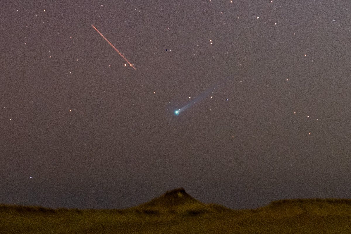 Photographer captures Comet Lemmon from Egyptian desert, under the darkest skies on Earth