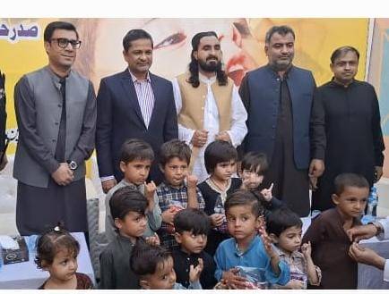 Commissioner Karachi administers polio drops during visit to city
