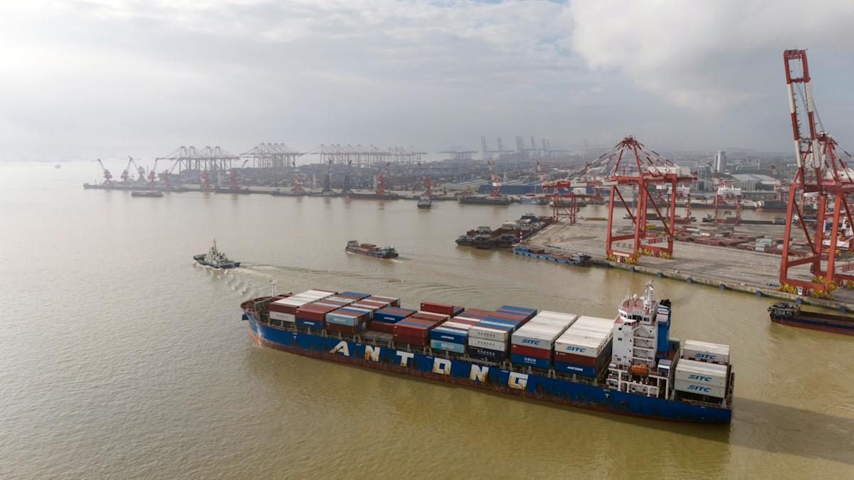 Chinese Export Boom Can’t Stop Economy’s Slowdown