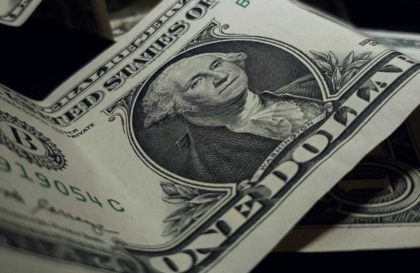 Dollar Dips as Trump’s China Tariff Threat Rattles Markets