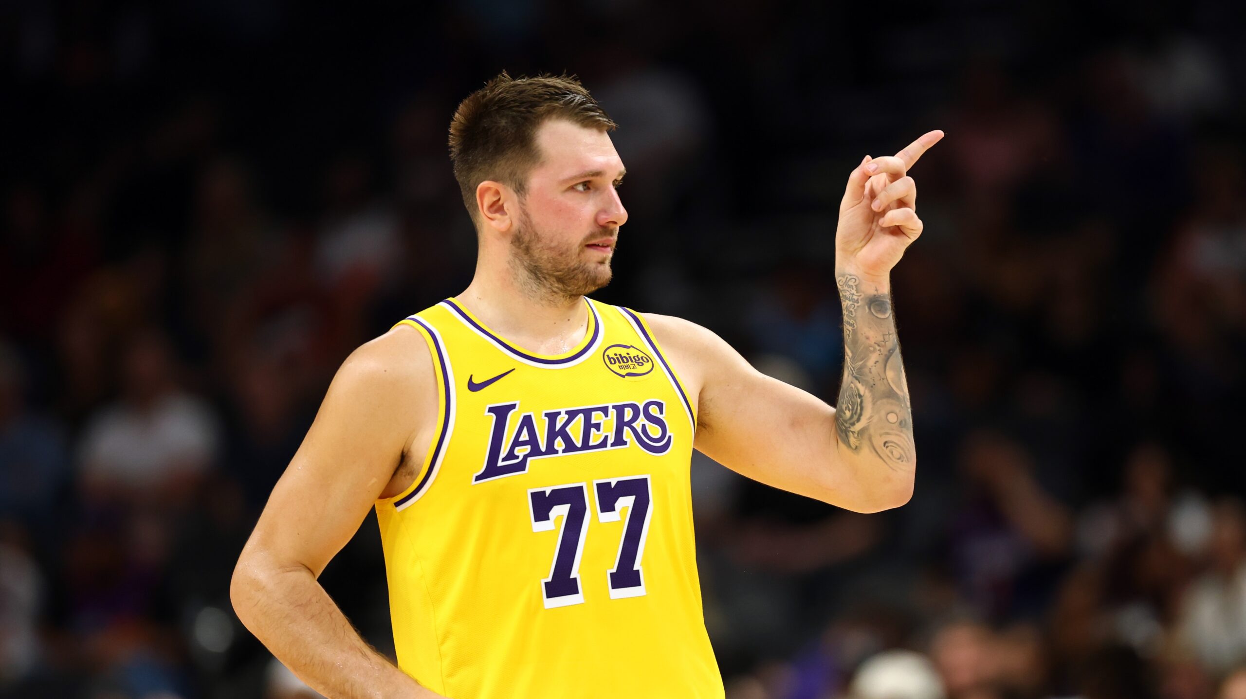 Luka Dončić pours in 25 points in preseason debut against Suns