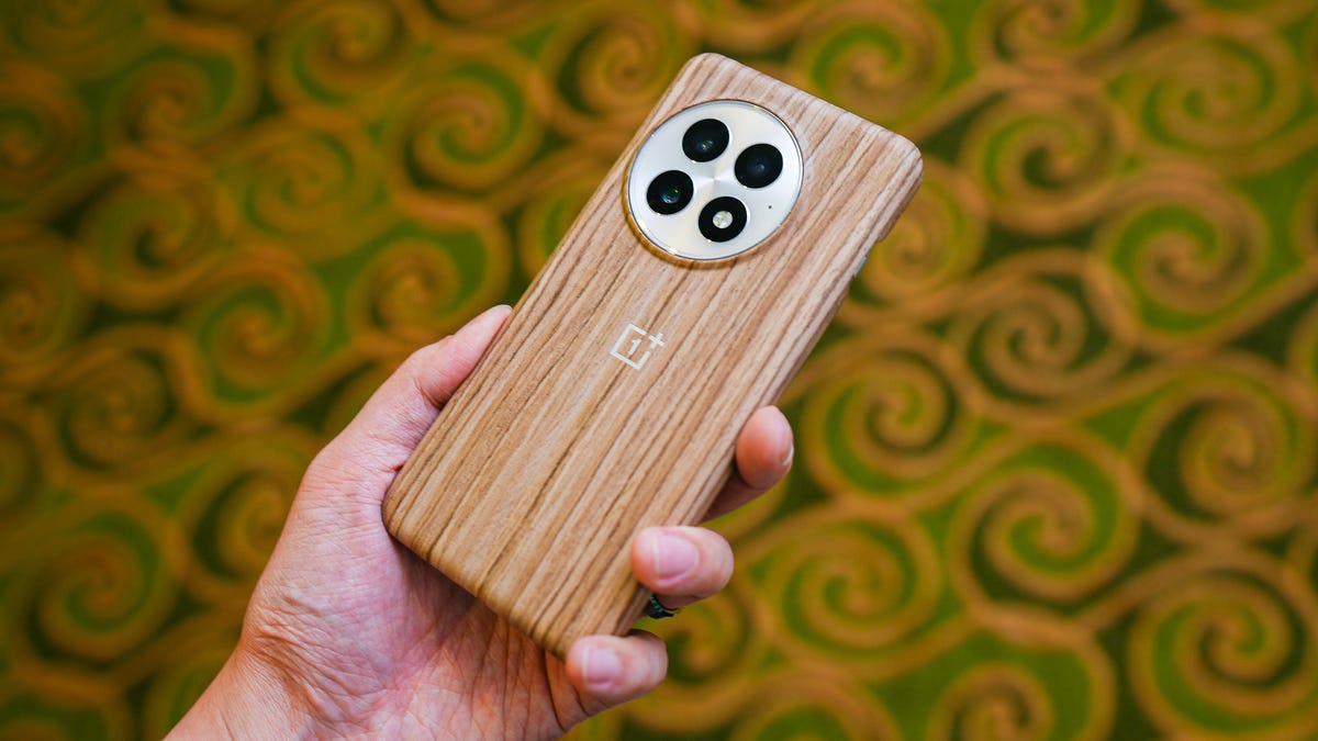The OnePlus 13 is still at its lowest price yet at Amazon