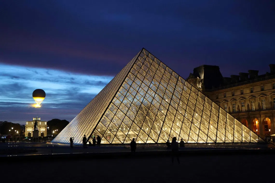 Power tool-wielding thieves flee Louvre with ‘priceless’ jewellery
