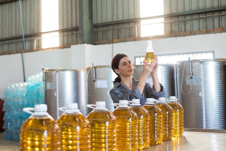 Veg oils prices commentary: futures edge mostly lower on higher CPO stocks, plummeting crude