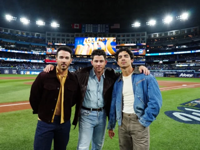 Jonas Brothers’ surprise World Series performance leaves MLB fans confused