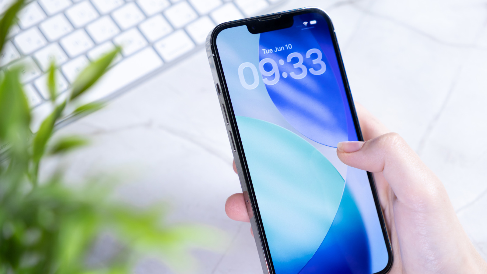 How To Make Your iPhone’s Lock Screen Clock Bigger In iOS 26