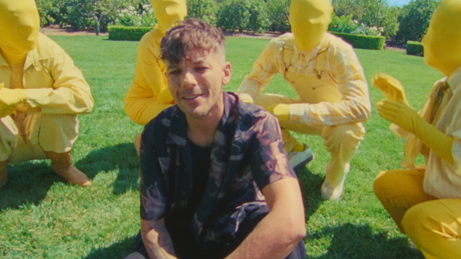 Louis Tomlinson Drops Silly ‘Lemonade’ Video: Watch