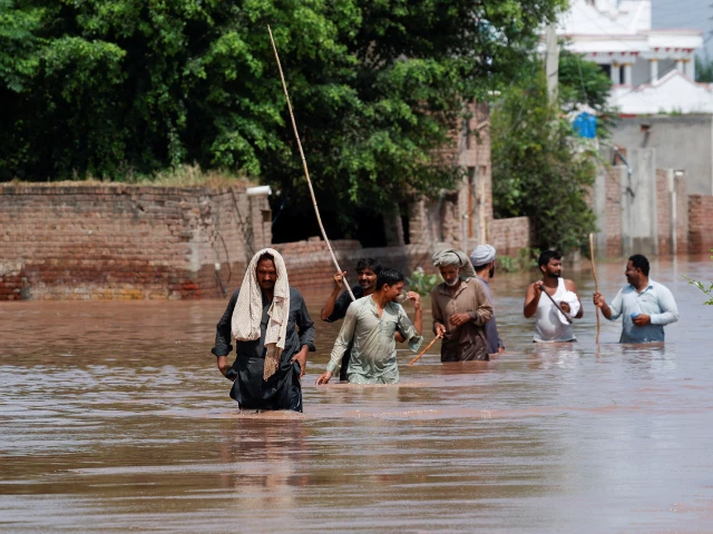 IMF tells Pakistan to cut spending to absorb Rs500bn flood impact