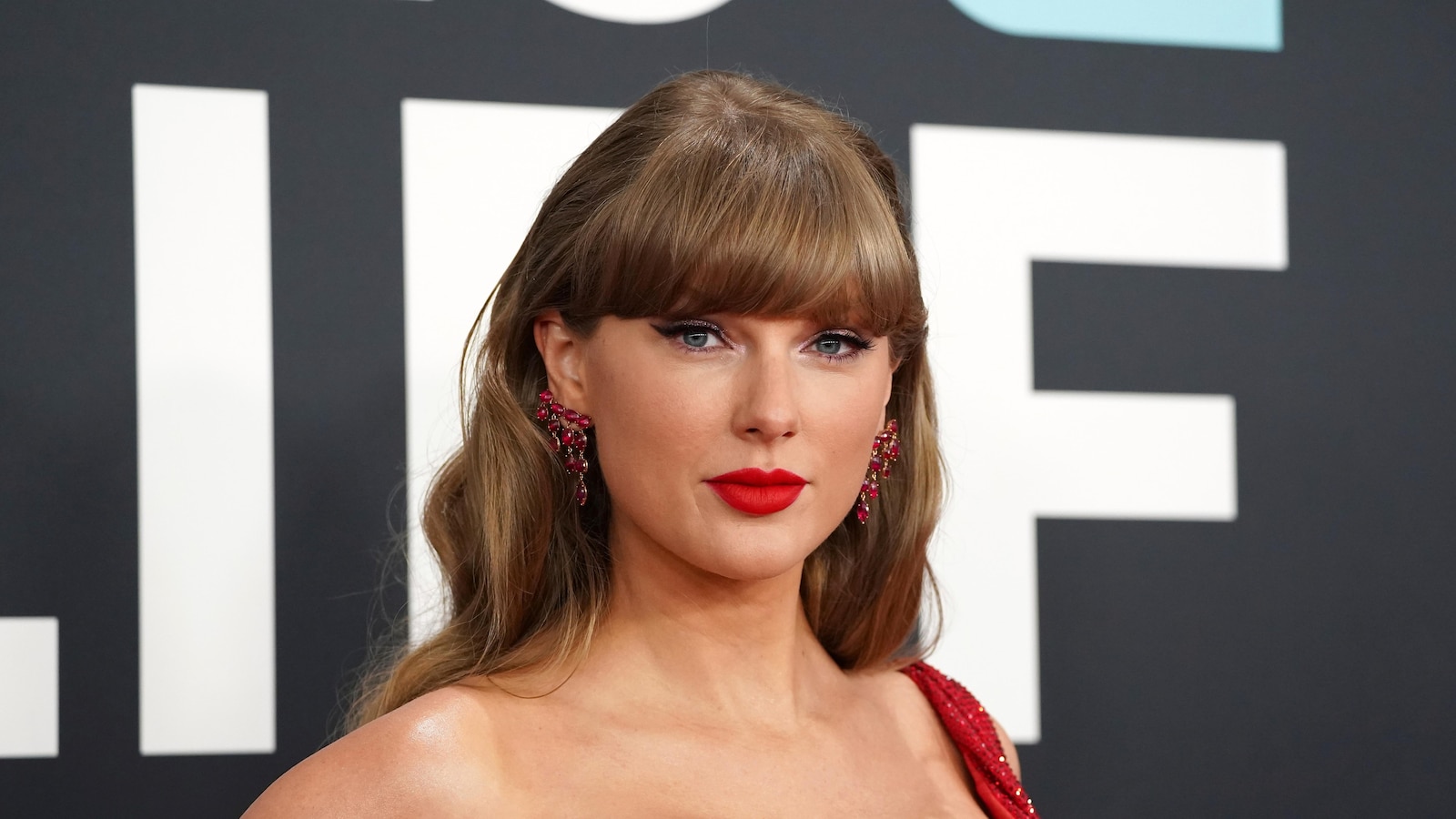Taylor Swift fans flood museum to see painting echoing ‘The Fate of Ophelia’ video