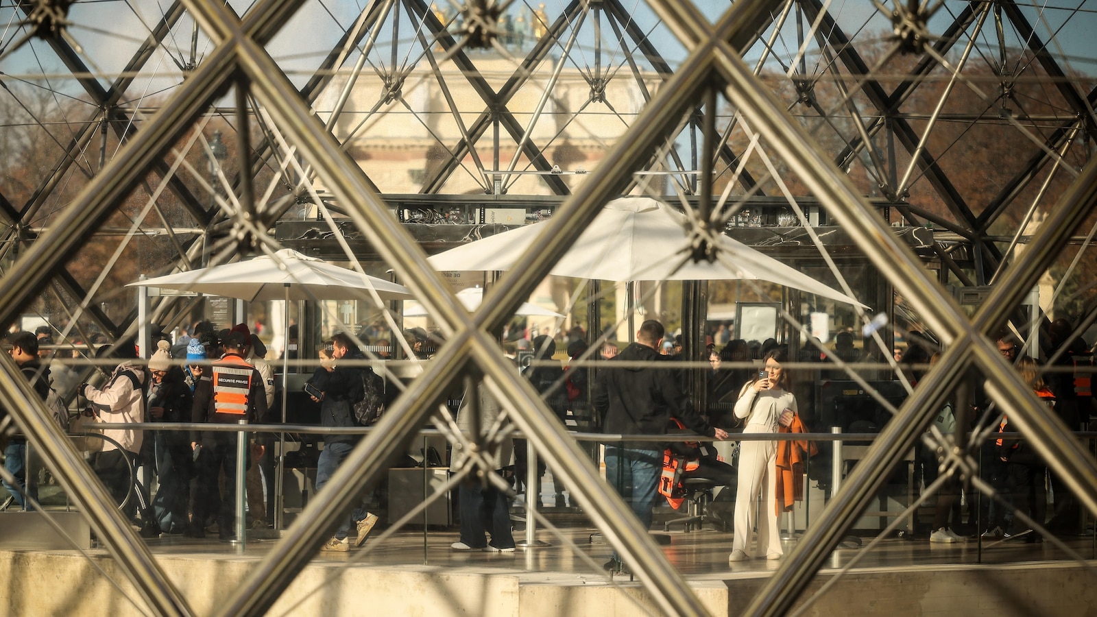 A timeline of the jewel heist at the Louvre in Paris