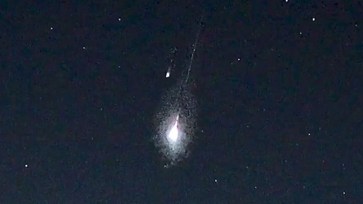 When is a ‘double fireball’ not a ‘double fireball’: Wild meteor videos explained by a trick of the light