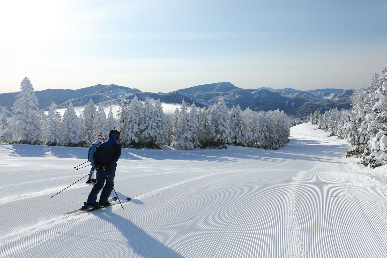 ikon pass asia -Skiers on a groomer at Shiga Kogen
