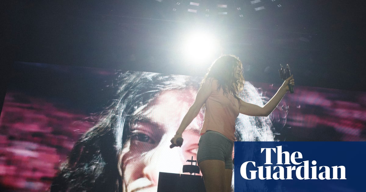 The O2 apologises for confiscating fans’ Palestine shirts at Lorde concert | Lorde