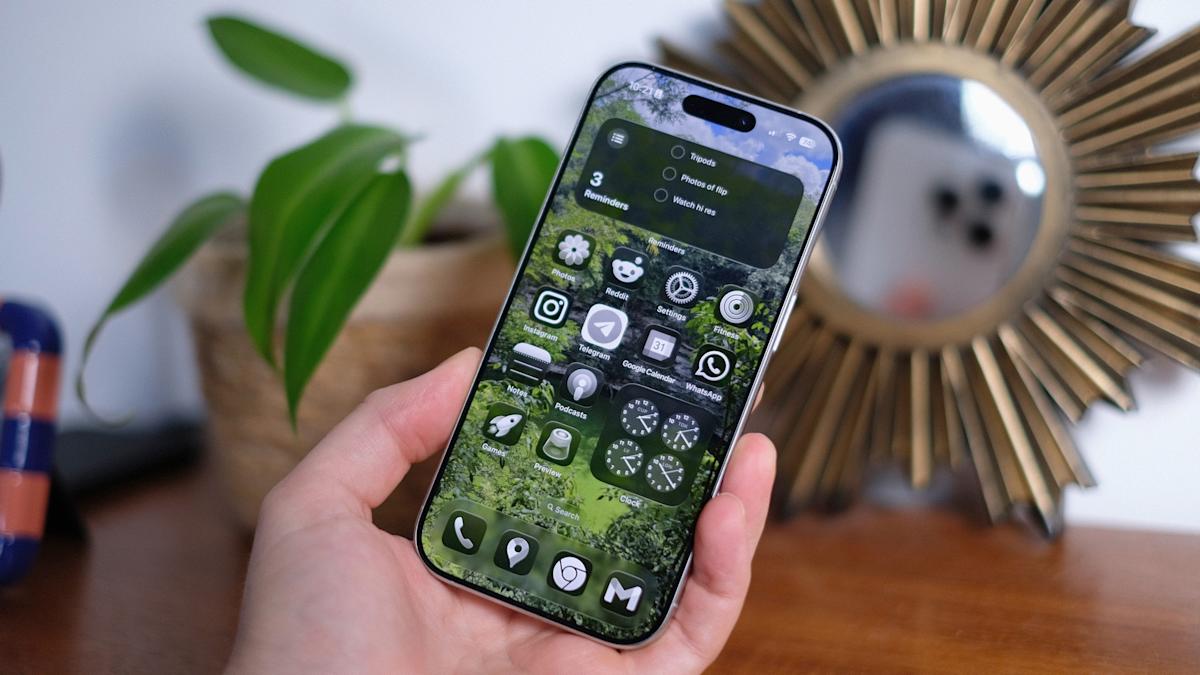 How to make your lock screen background holographic in iOS 26