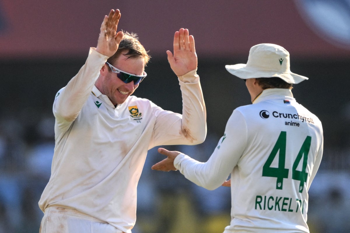 South Africa close in on series sweep as India set record chase in second Test