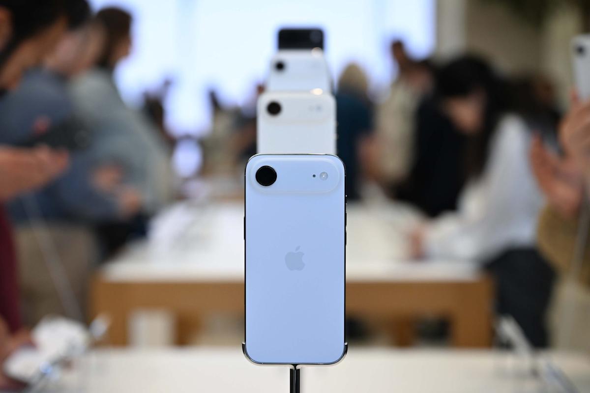 The key designer behind the struggling ultrathin phone just left Apple for an AI startup