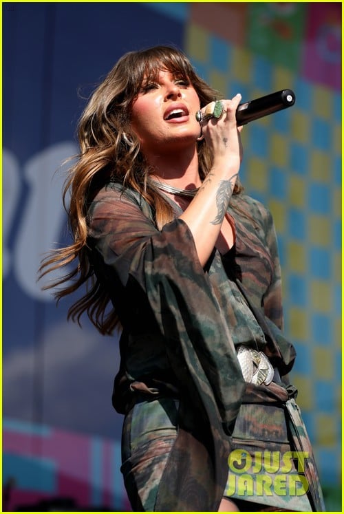 ‘Choosin’ Texas’ Lyrics & Meaning: Ella Langley’s Song, Co-Written With Miranda Lambert, Is Rising Up the Charts!: Photo 5244410 | Miranda Lambert Photos | Just Jared: Celebrity News and Gossip