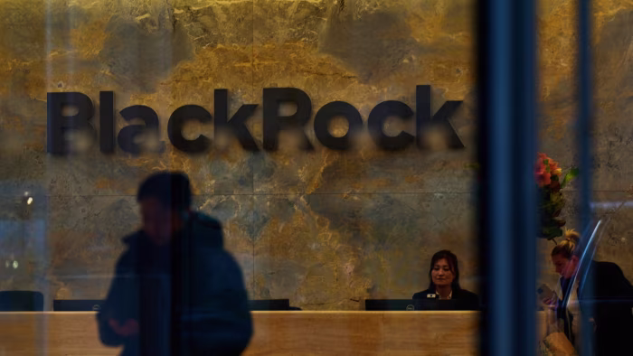 BlackRock moves to take on hedge fund giants