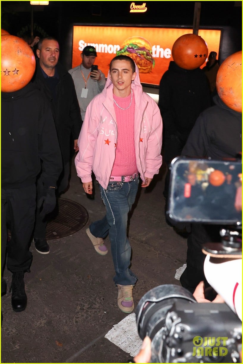 Timothee Chalamet Rocks Bright Pink Outfit for ‘Marty Supreme’ Pop Up Event in NYC: Photo 5243799 | Photos | Just Jared: Celebrity News and Gossip