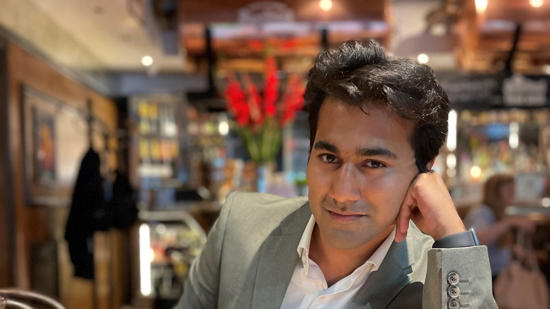 34-year-old entrepreneur earns $200 an hour training AI models