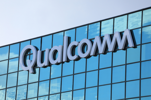 Can Qualcomm Stock Benefit From a Foray Into Mid-Range AI Chips? – December 31, 2025