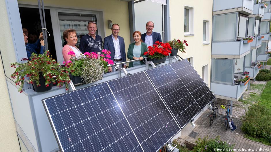 Cheaper, cleaner energy drives Germany’s balcony-solar boom – DW – 12/18/2025