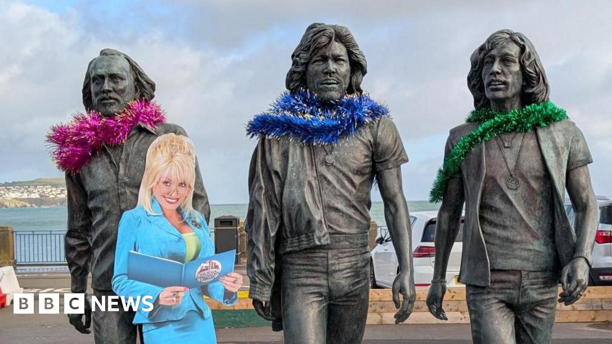 Dolly Parton’s book gift scheme launches on Isle of Man