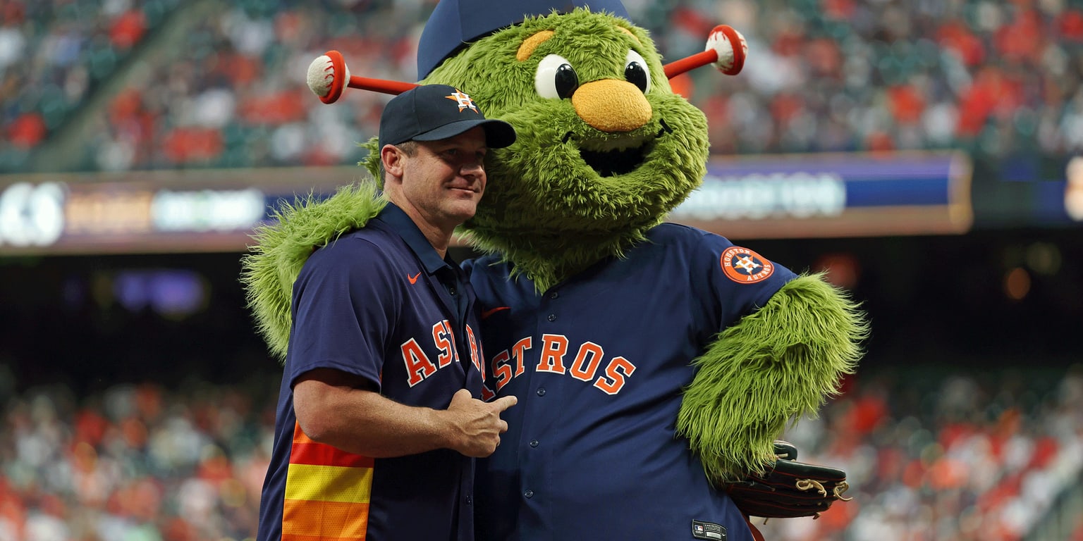 Roy Oswalt wins bulldozer for 2005 NLCS Game 6 performance