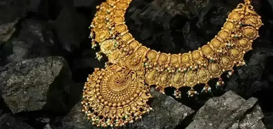 Gold prices soar in Pakistan, up Rs10,700 per tola