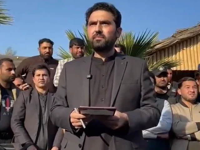 Achakzai, Senator Nasir Abbas given mandate for talks, protest, says K-P CM