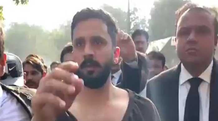 Lawyers assault YouTuber Rajab Butt following appearance at Karachi court