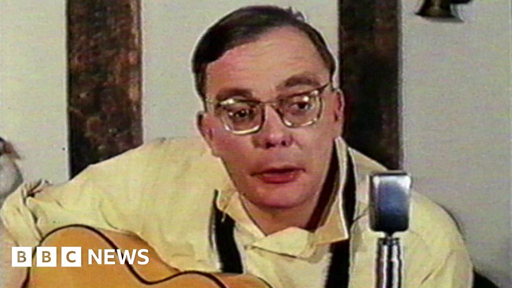 Singing Postman’s Norfolk ‘nicotine gal’ muse dies aged 92