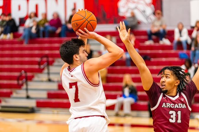 Men’s Basketball Clipped by Arcadia, 66-65